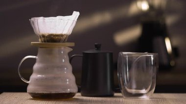 Alternatif kahve damlatıcı ve kağıt filtrede demleniyor. Yakın plan.