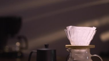 Alternatif kahve yapmak, kahve kağıdı filtresine sıcak su dökmek. Aşırı yakın çekim