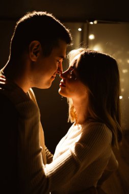 Yüz yüze. Romantik gece buluşması kavramı. Öpüşen kadını kucaklayan bir adam. Sevgililer Günü 'nde aşk. Boşluğu kopyala