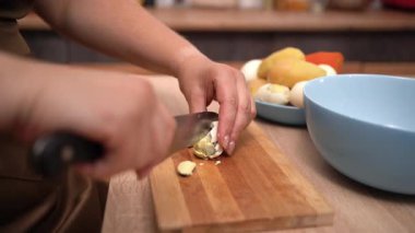 Salata için haşlanmış yumurtayı elle dilimlemek. yakın plan