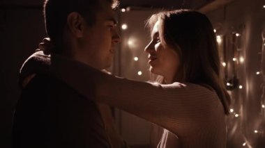 Romantik Zaman kavramı. Sevgililer Günü 'nü Mutfakta Sevgililer Günü' nde Mutlu Genç Sevgililer Günü. Boşluğu kopyala