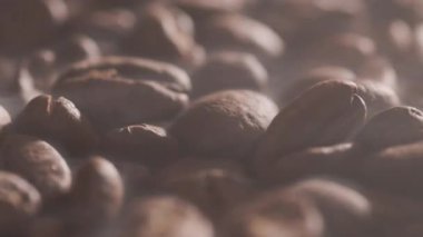 Buhardan çıkan dumanlı kahve çekirdekleri. Kahve çekirdeği dokusu. yakın plan