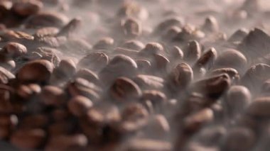 Kahve çekirdekleri. Sade kahve çekirdekleri buharlı, yakın plan.