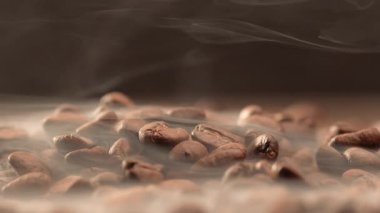 Taze kavrulmuş buharlı kahve çekirdeklerini yakından çek.. 