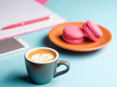 Çalışma alanı ile bir fincan kahve