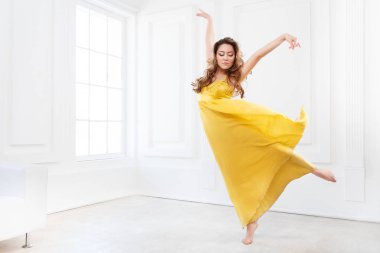 Sarı elbiseli çağdaş dansçı