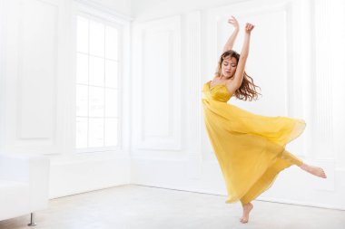 Kadın dansçı beyaz izole