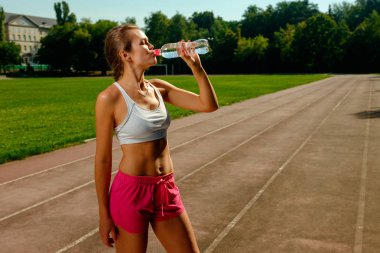 Egzersiz sonrası güzel sportif kız Portresi