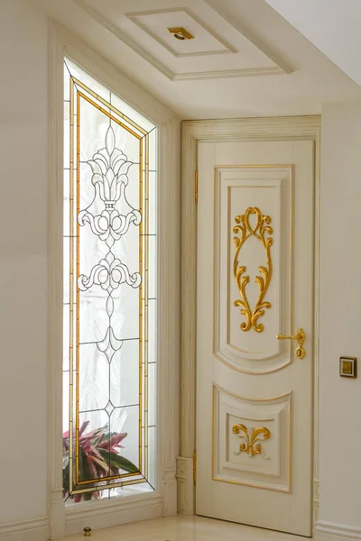 Gebrandschilderd glaselement in luxe interieur — Stockfoto