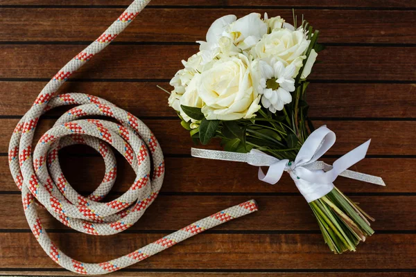 Pohled na dřevěnou podlahu jachet se svatební kyticí — Stock fotografie
