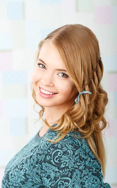 Retrato de uma menina bonita com um sorriso encantador — Fotografia de Stock