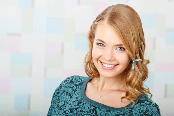 Portrait of a beautiful girl with a charming smile — Stock Photo, Image