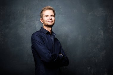 Elleri çapraz yakışıklı işadamı