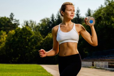 Güzel kız güneşli bir günde egzersiz yapıyor