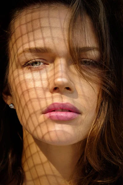 Closeup portret van aantrekkelijke jonge vrouw — Stockfoto