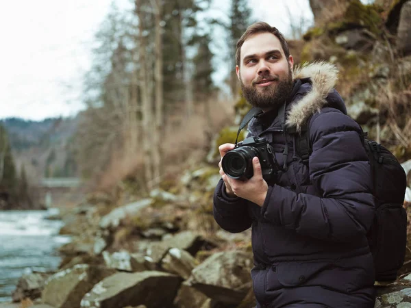 Человек путешественник фотограф с камерой фотографирования дикой природы — стоковое фото