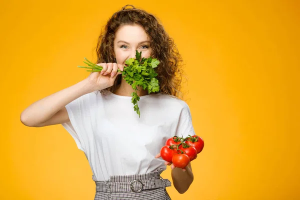 Nahaufnahme Porträt Von Hübschen Kaukasischen Mädchen Mit Lockigem Haar Hält — Stockfoto