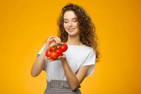 Retrato Close Menina Muito Caucasiana Com Cabelo Encaracolado Segurando Ramo — Fotografia de Stock