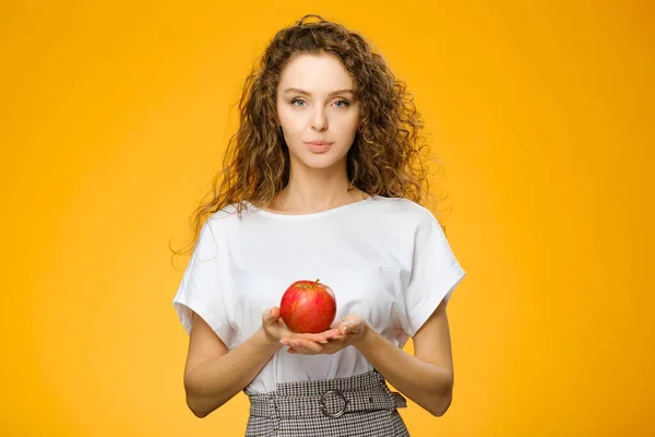 Zbliżenie Portret Dość Kaukaska Dziewczyna Kręconymi Włosami Czerwone Jabłko Izolowane — Zdjęcie stockowe