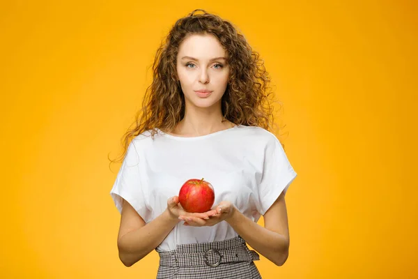 Gros Plan Portrait Jolie Fille Caucasienne Aux Cheveux Bouclés Pomme — Photo