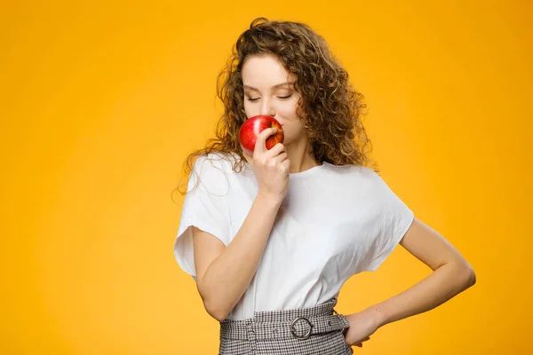 Retrato Close Menina Muito Caucasiana Com Cabelo Encaracolado Maçã Vermelha — Fotografia de Stock