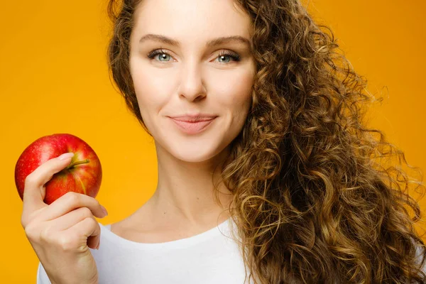Detailní Portrét Krásné Kavkazské Dívky Kudrnaté Vlasy Červené Jablko Izolované — Stock fotografie