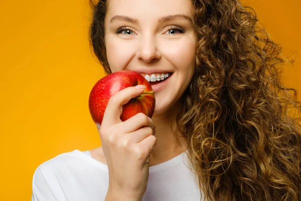 Zbliżenie Portret Dość Kaukaska Dziewczyna Kręconymi Włosami Czerwone Jabłko Izolowane — Zdjęcie stockowe