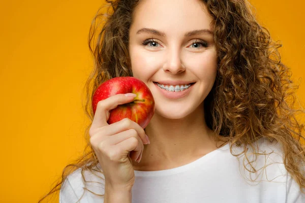 Nahaufnahme Von Hübschen Mädchen Mit Zahnspange Hält Frischen Roten Apfel — Stockfoto