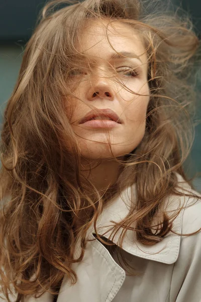風によって甘やかされた髪型と美しい女性の閉鎖肖像画 — ストック写真