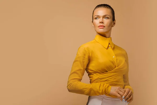 Retrato Primer Plano Atractiva Dama Negocios Caucásica Con Camisa Amarilla —  Fotos de Stock