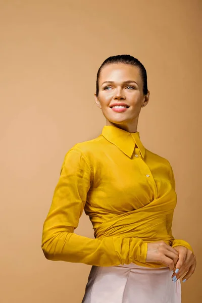 Close Portret Van Aantrekkelijke Kaukasische Zakenvrouw Dragen Kleurrijke Gele Shirt — Stockfoto