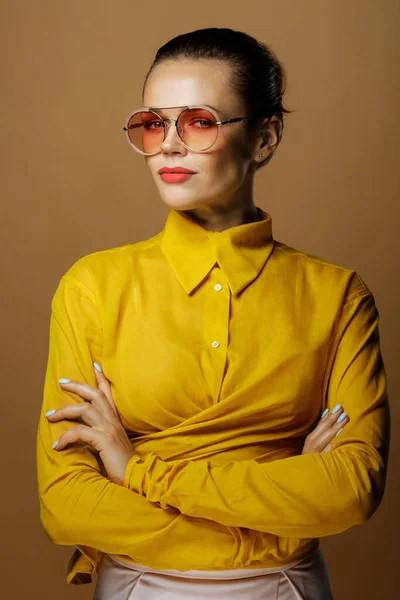 Närbild Porträtt Attraktiva Kaukasiska Business Lady Bär Färgglada Gul Skjorta — Stockfoto