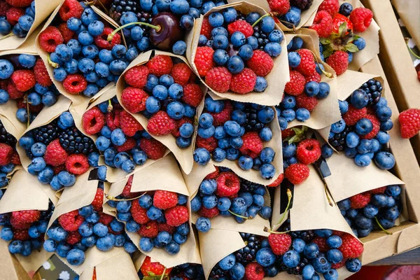 Bleuets Frais Savoureux Framboises Mélangés Portions Emballées Dans Papier Kraft — Photo