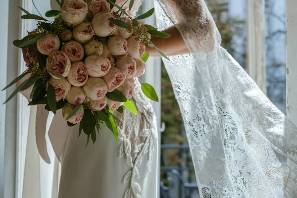 Nahaufnahme Von Brauthänden Die Einen Schönen Strauß Rosa Pfingstrosen Händen — Stockfoto