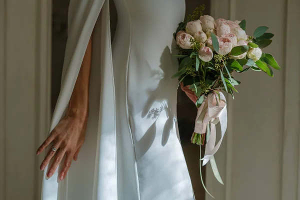 Closeup Tiro Mãos Noiva Segurando Belo Buquê Peônias Rosa Mãos — Fotografia de Stock