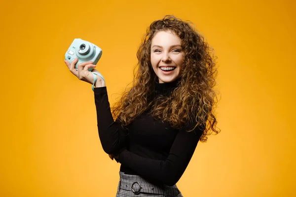 Menina Feliz Com Cabelo Encaracolado Sorriso Bonito Segurando Câmera Fotográfica — Fotografia de Stock