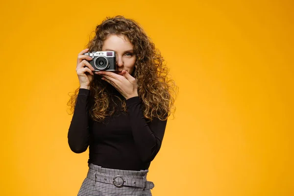 Beautiful Girl Photo Camera Looking Viewfinder Taking Shot Isolated Yellow — Stock Photo, Image