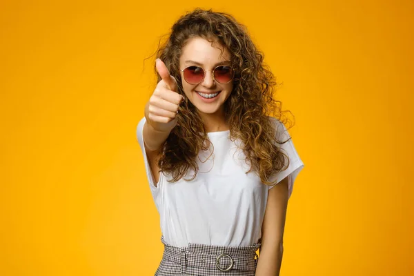 Bella Ragazza Mostra Come Gesto Alla Fotocamera Con Sorriso Positivo — Foto Stock