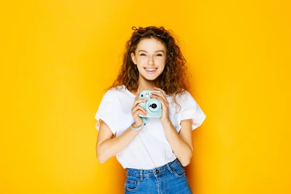 Menina Bonita Com Câmera Instantânea Isolada Fundo Amarelo Modelo Vestindo — Fotografia de Stock