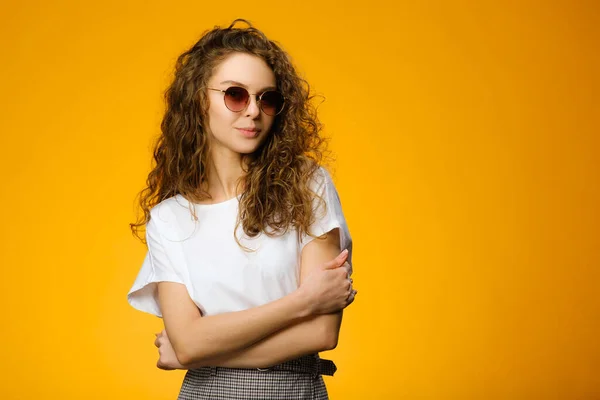 Adolescente Bonita Usando Óculos Sol Camisa Branca Olhando Para Câmera — Fotografia de Stock