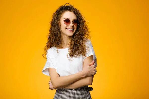 Adolescente Bonita Usando Óculos Sol Camisa Branca Olhando Para Câmera — Fotografia de Stock