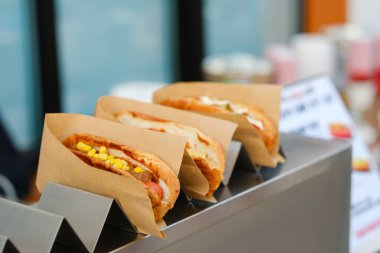 Arka arkaya bir sürü lezzetli sosisli. Sokak abur cubur kavramı