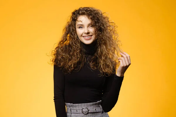 Menina Bonita Com Cabelo Encaracolado Isolado Fundo Amarelo — Fotografia de Stock