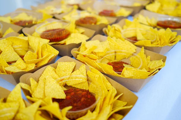 Nachos Crocantes Saborosos Com Ketchup Contêiner Papel Conceito Rua Insalubre — Fotografia de Stock