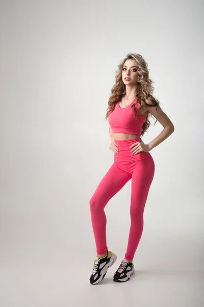 Atraktivní Žena Sportovním Stavu Růžovém Sportovním Oblečení Izolované Bílém Pozadí — Stock fotografie