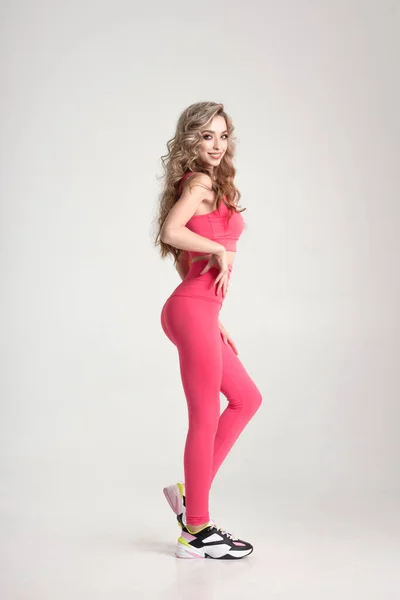 Retrato Completo Mujer Atractiva Forma Deportiva Con Ropa Deportiva Rosa — Foto de Stock