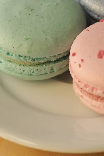 Closeup Macro Shot French Macarons Pastel Colors White Plate Wooden — Stock Photo, Image