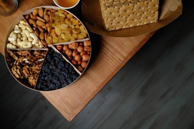 Bir kasede sağlıklı fındık seti. Tabak sağlıklı kaju, badem ve cevizden oluşur.