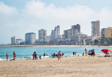 El Campello, İspanya - 22 Mayıs 2018: Sandy beach ve cityscape El Campello. El Campello kıyı tatil beldesi Costa Blanca üzerinde olduğunu. Alicante, İspanya