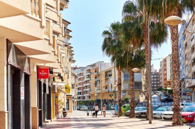 El Campello - 22 Mayıs 2018: El Campello Caddesi palmiye kaplı. El Campello kıyı tatil beldesi Costa Blanca üzerinde olduğunu. Alicante, İspanya